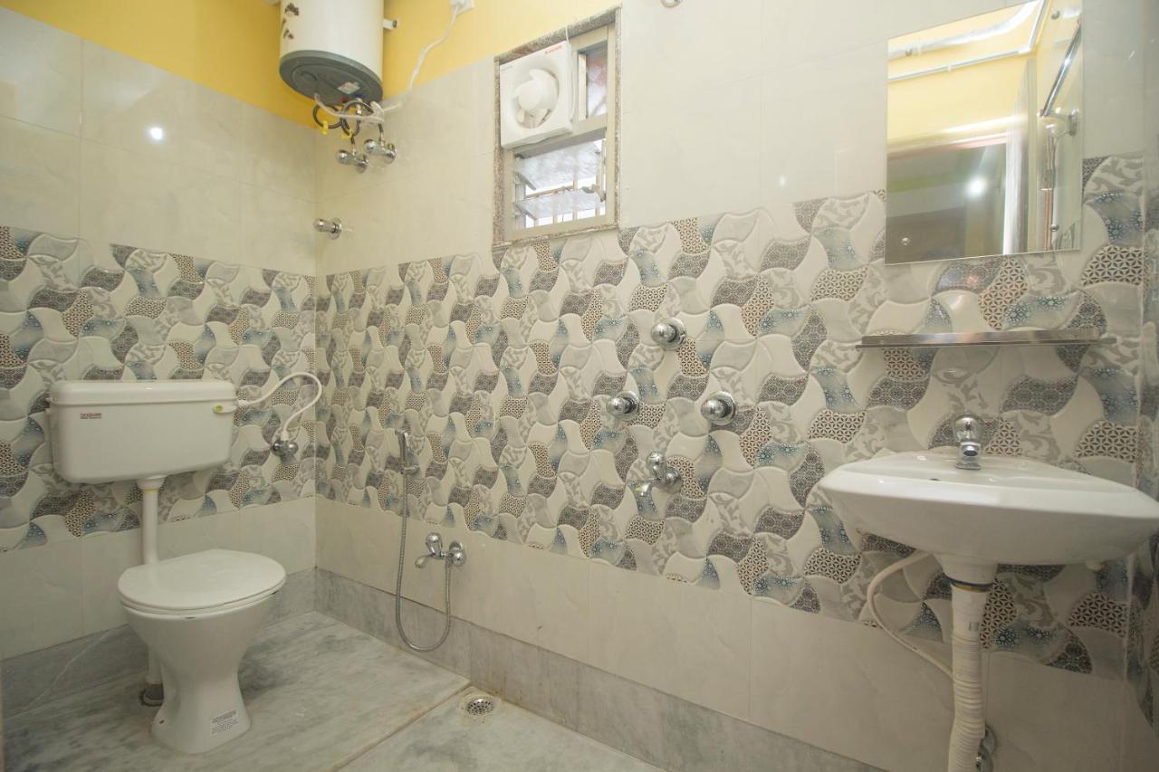 Oyo 30073 Triveni Lodge Силигури Екстериор снимка